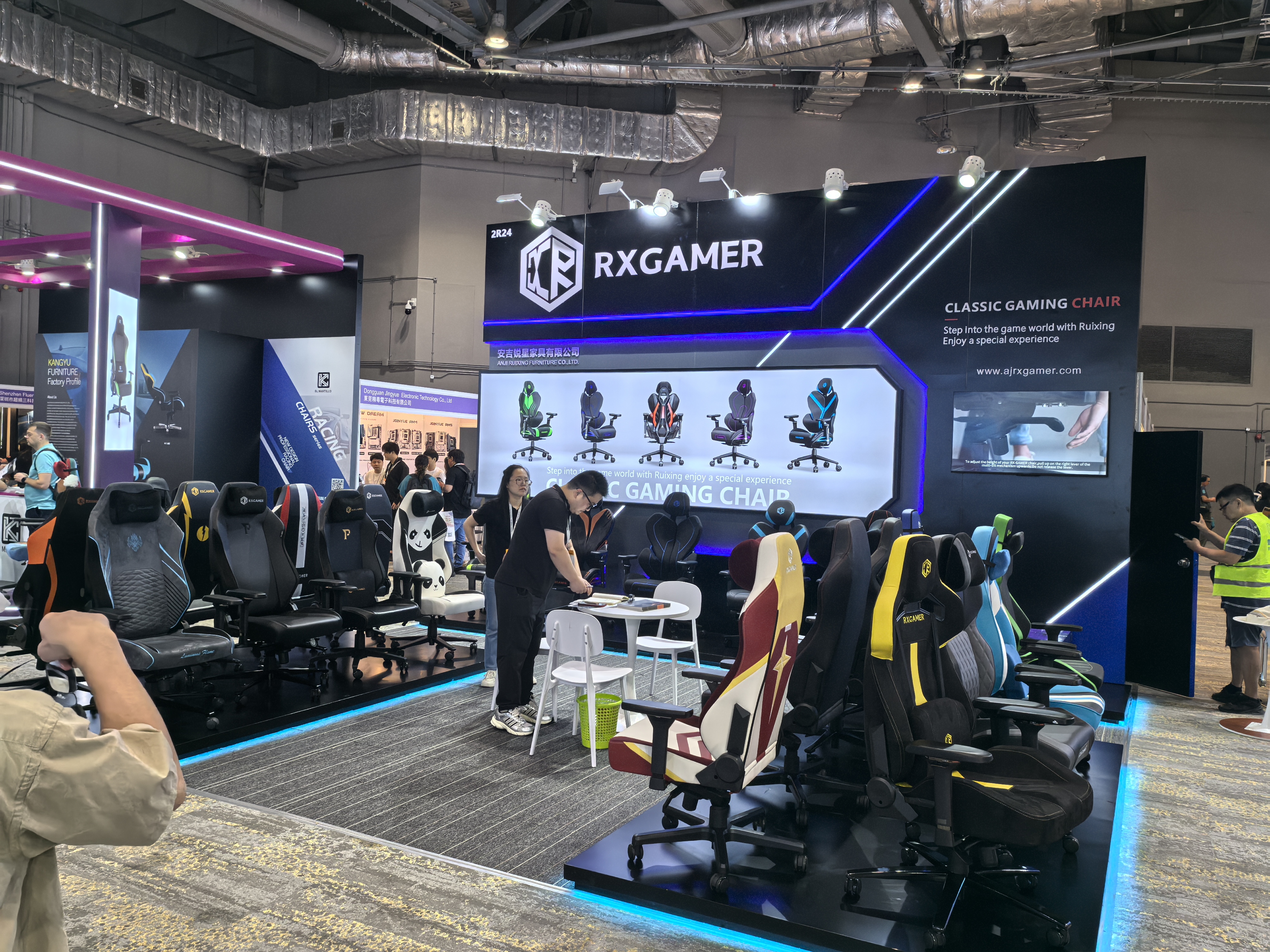 Los muebles Anji Ruixing brillan con gran éxito en la Feria de Electrónica de Hong Kong (otoño)